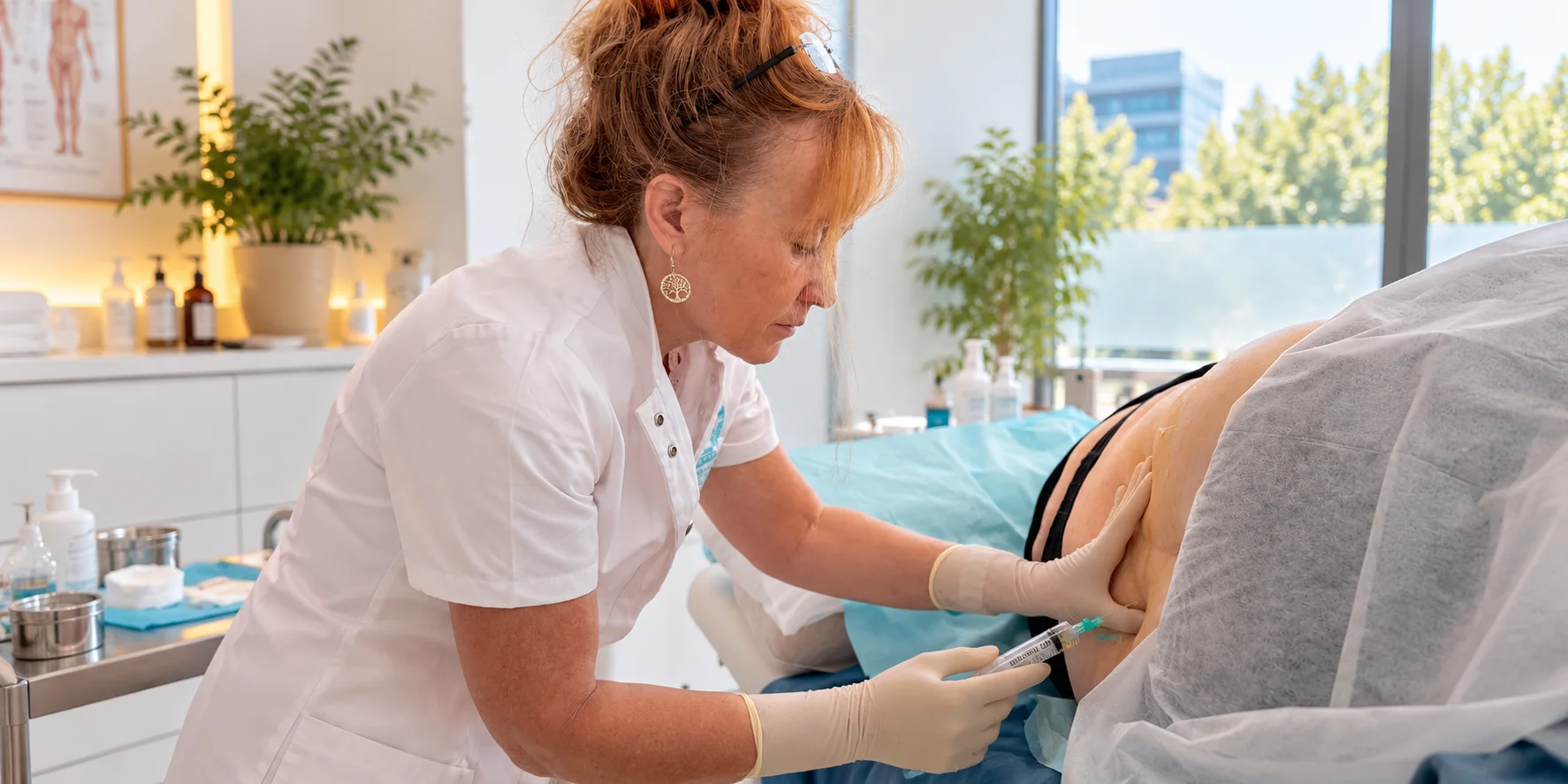 Doctora aplicando una infiltración de medicina regenerativa en la espalda de un paciente
