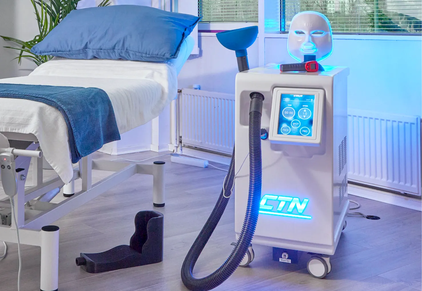 Equipo de crioterapia localizada X°CRYO junto a una camilla de tratamiento
